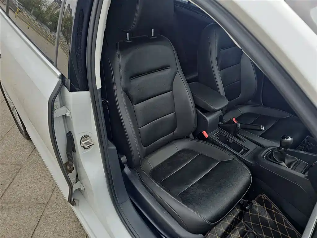 Volkswagen Sagitar 2015 1.6L Manual Comfort