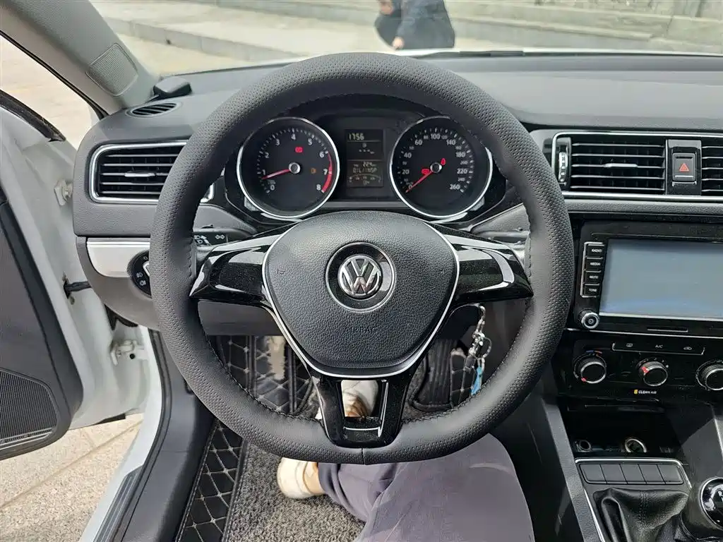 Volkswagen Sagitar 2015 1.6L Manual Comfort