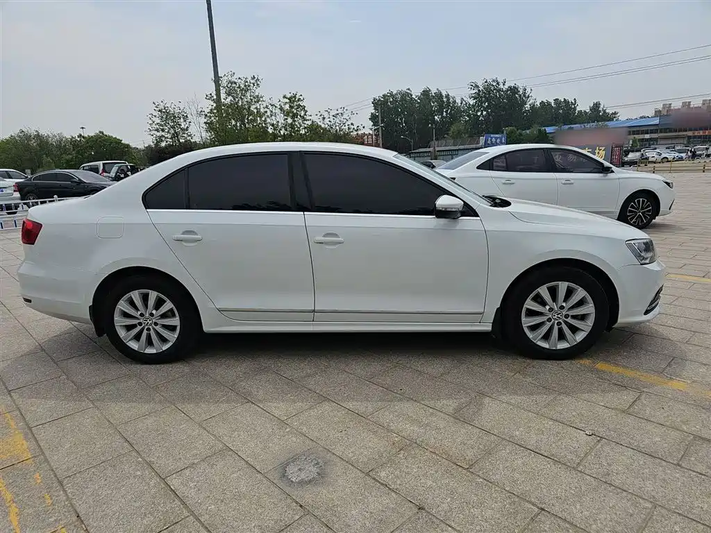 Volkswagen Sagitar 2015 1.6L Manual Comfort