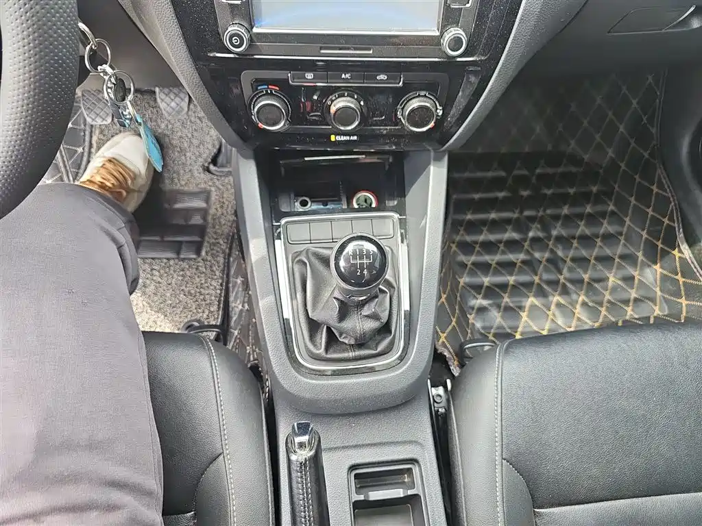 Volkswagen Sagitar 2015 1.6L Manual Comfort