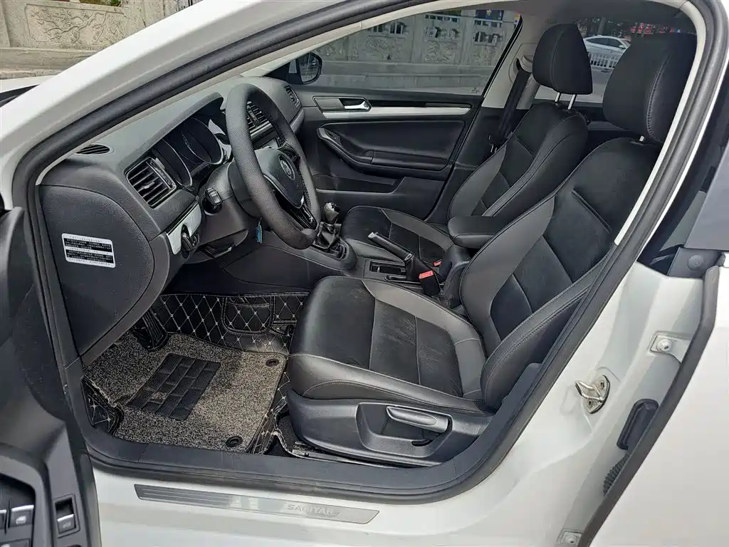 Volkswagen Sagitar 2015 1.6L Manual Comfort
