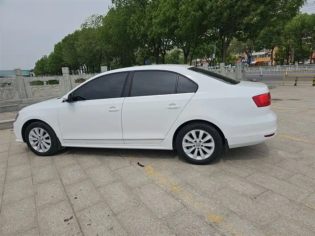 Volkswagen Sagitar 2015 1.6L Manual Comfort