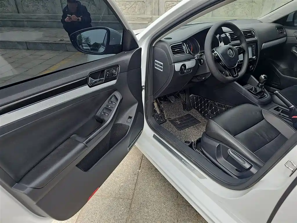 Volkswagen Sagitar 2015 1.6L Manual Comfort