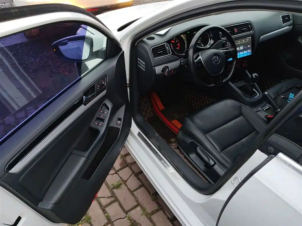 Volkswagen Sagitar 2015 1.6L Manual Comfort