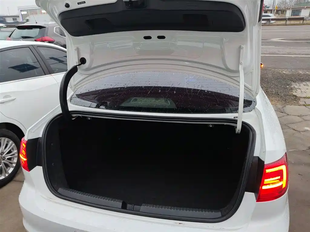 Volkswagen Sagitar 2015 1.6L Manual Comfort