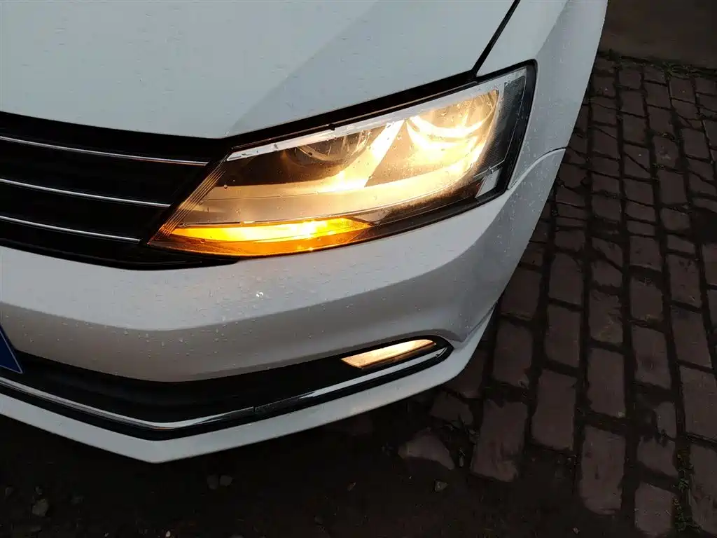 Volkswagen Sagitar 2015 1.6L Manual Comfort