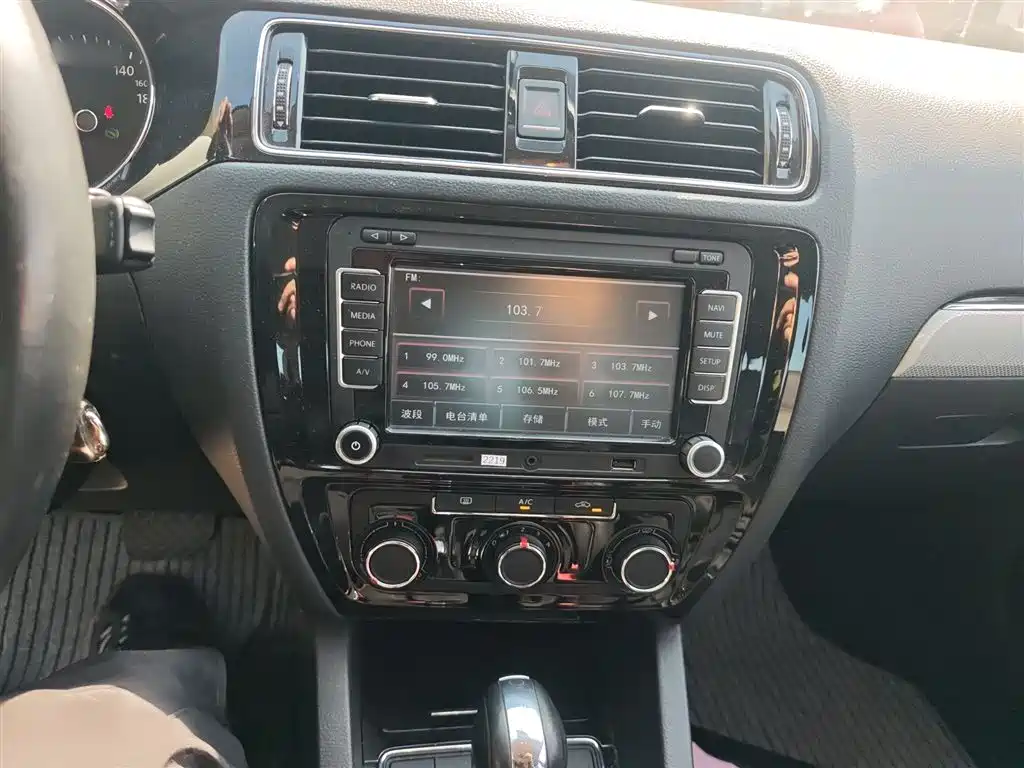 Volkswagen Sagitar 2015 1.6L Automatic Comfort