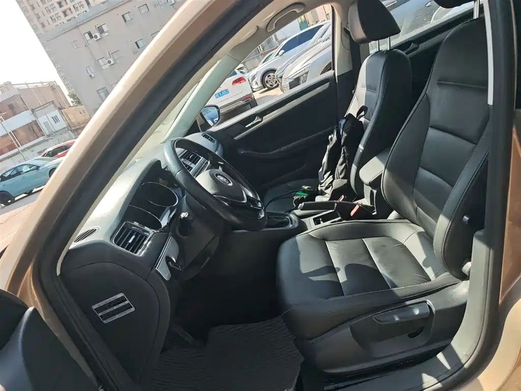Volkswagen Sagitar 2015 1.6L Automatic Comfort