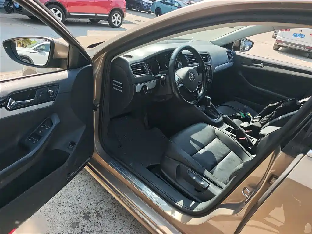 Volkswagen Sagitar 2015 1.6L Automatic Comfort