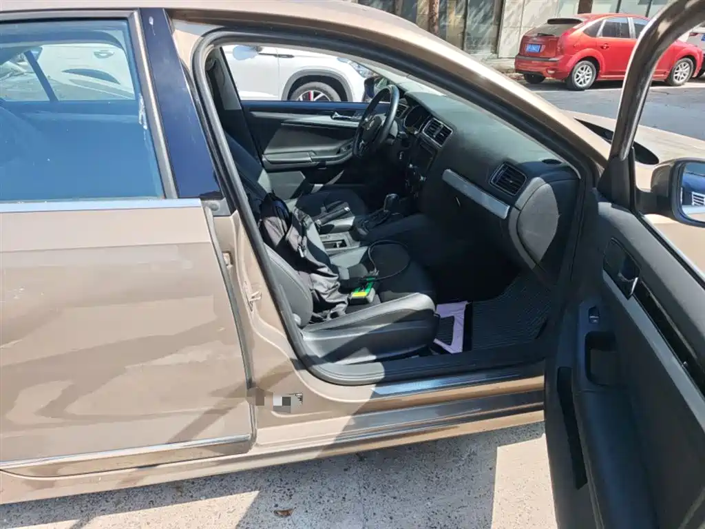 Volkswagen Sagitar 2015 1.6L Automatic Comfort