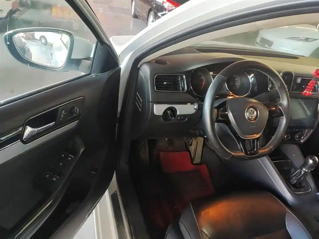 Volkswagen Sagitar 2015 1.6L Manual Comfort