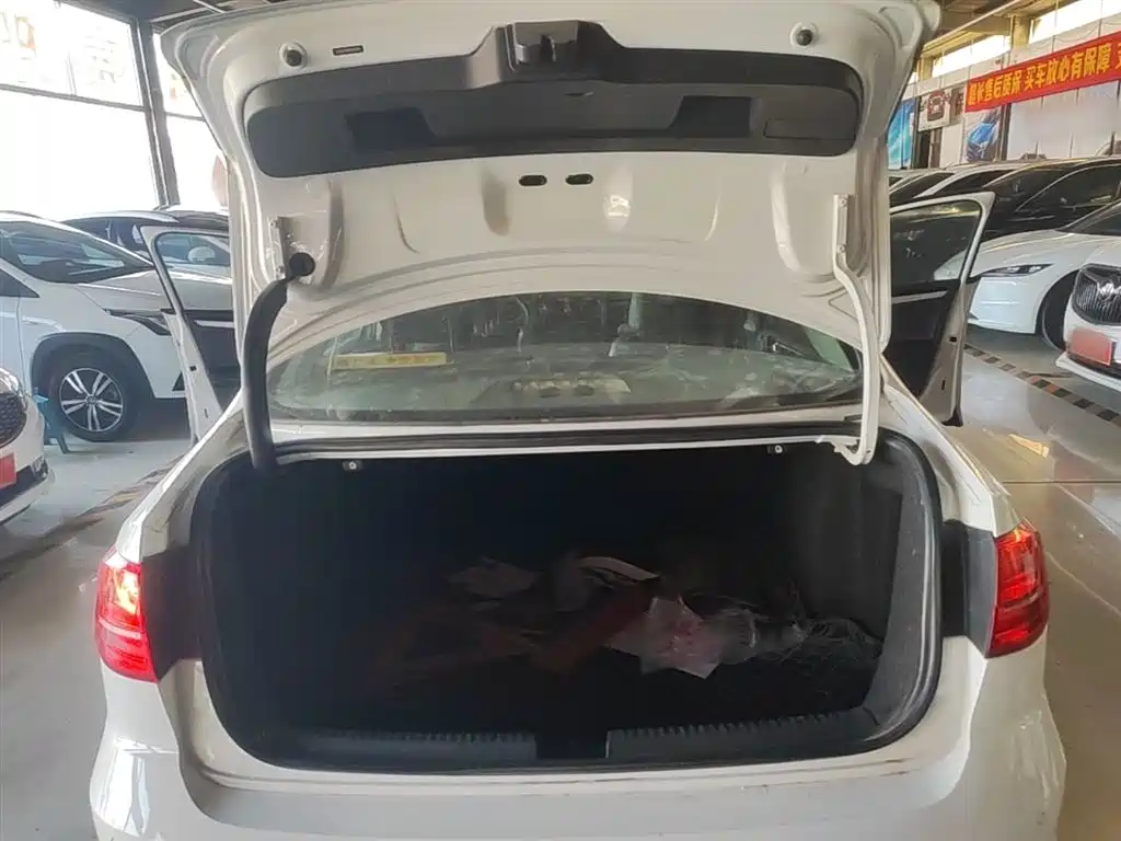 Volkswagen Sagitar 2015 1.6L Manual Comfort