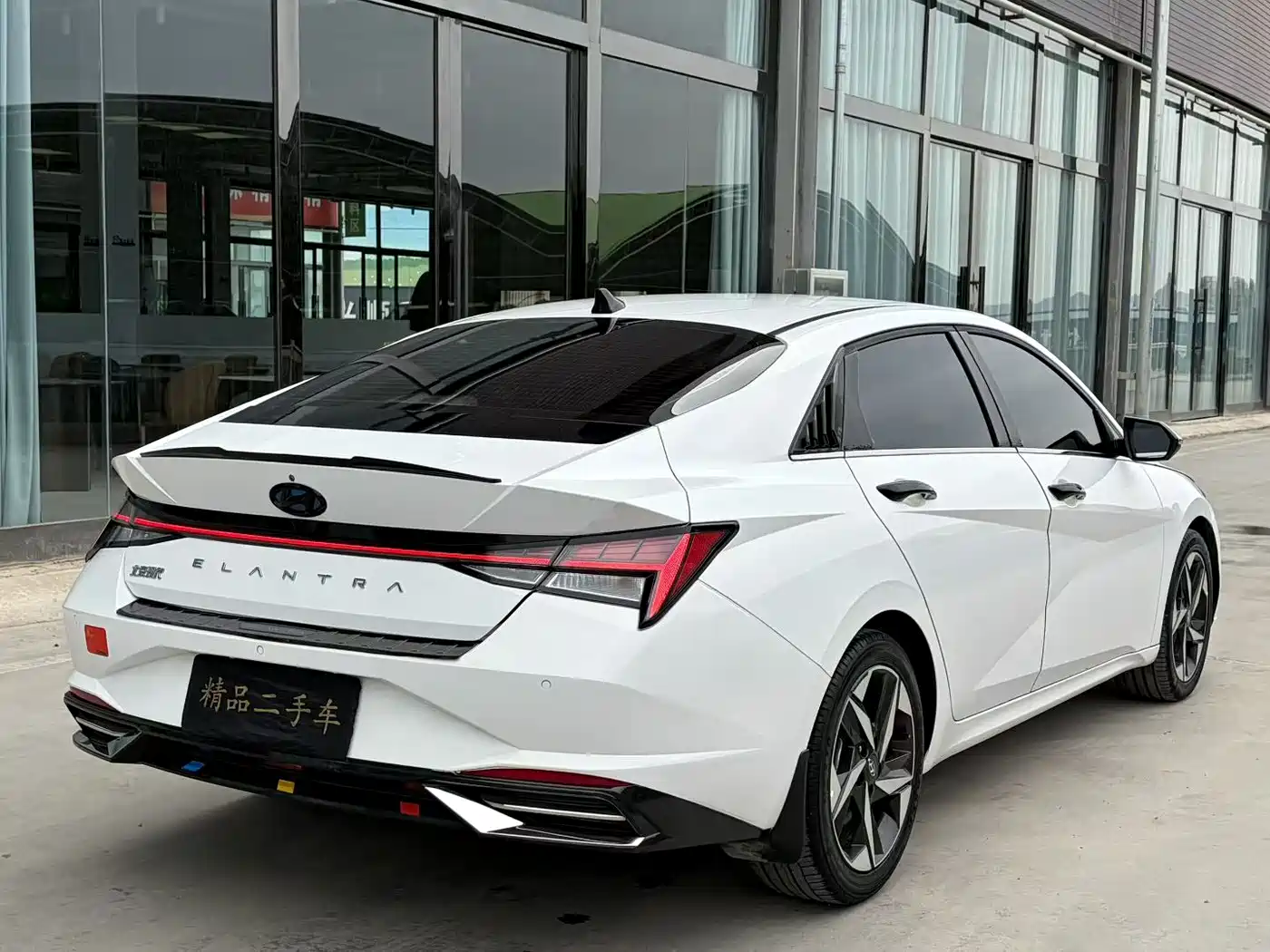 Hyundai Elantra 2021 1.5L CVT LUX Premium Edition