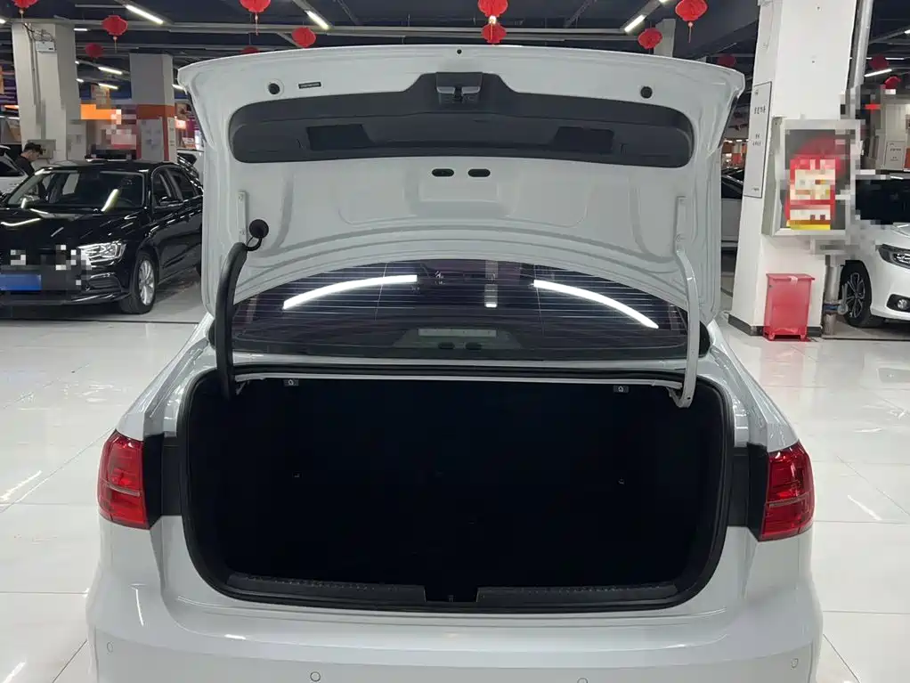Volkswagen Sagitar 2015 1.6L Automatic Comfort