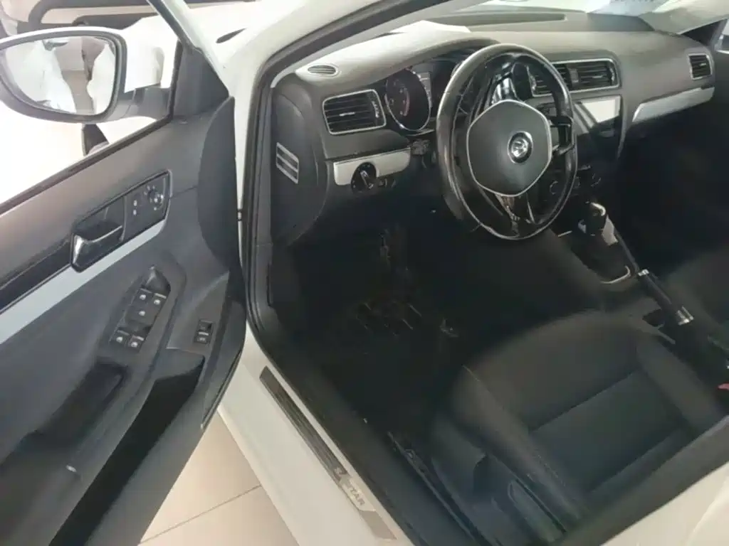 Volkswagen Sagitar 2015 1.6L Automatic Comfort
