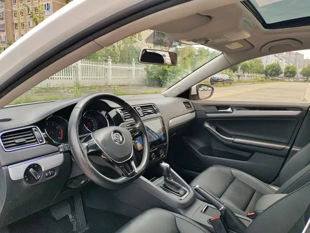 Volkswagen Sagitar 2015 1.6L Automatic Comfort