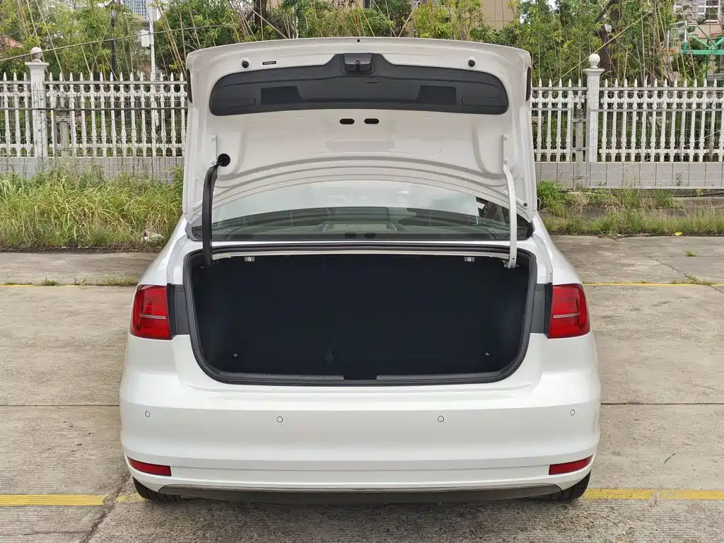Volkswagen Sagitar 2015 1.6L Automatic Comfort
