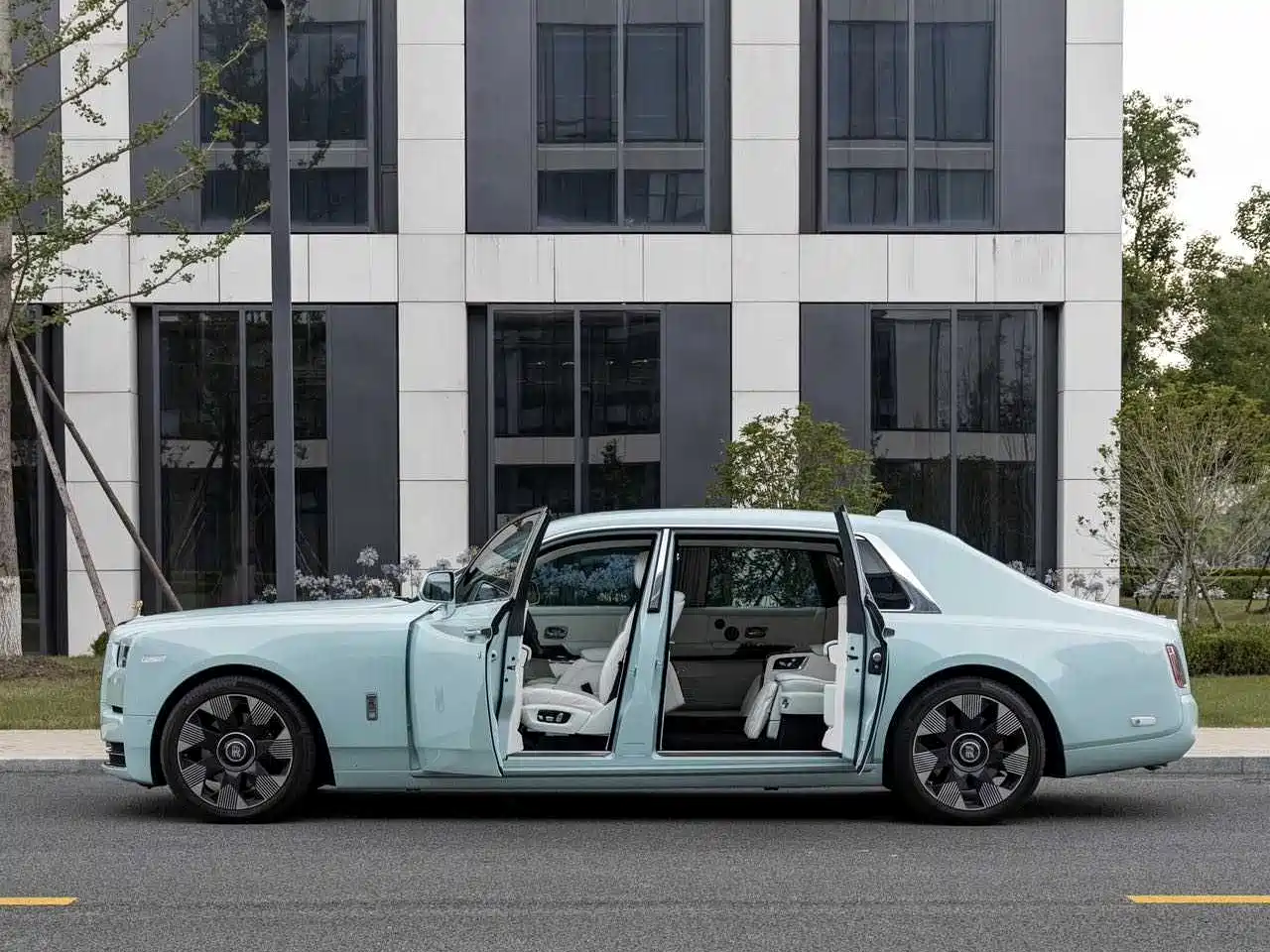 Rolls-Royce Phantom 2024 Long Wheelbase Series II