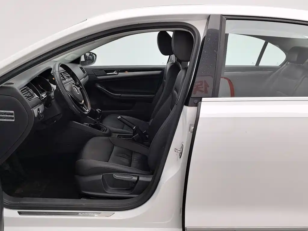 Volkswagen Sagitar 2015 1.6L Manual Comfort