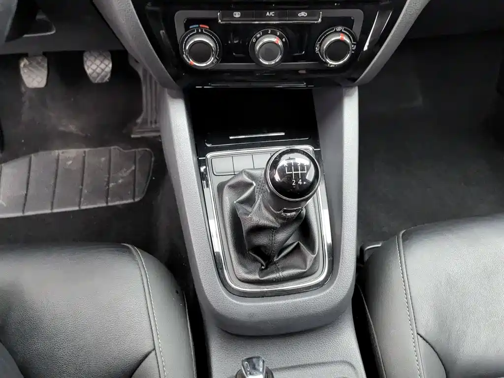 Volkswagen Sagitar 2015 1.6L Manual Comfort