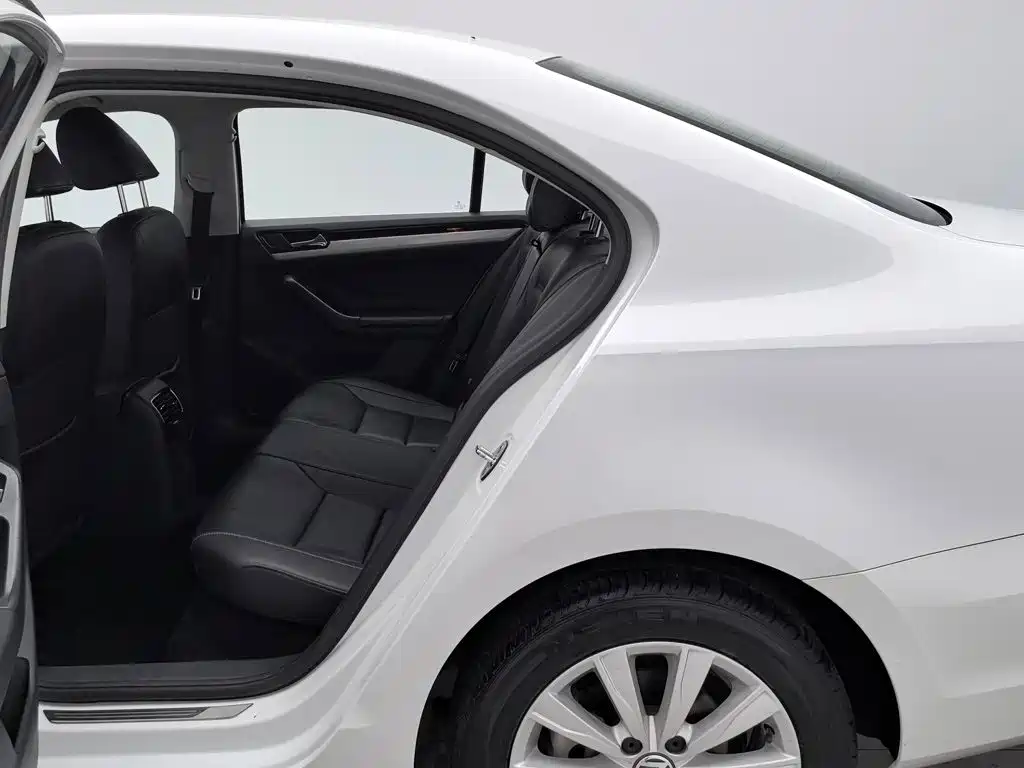 Volkswagen Sagitar 2015 1.6L Manual Comfort