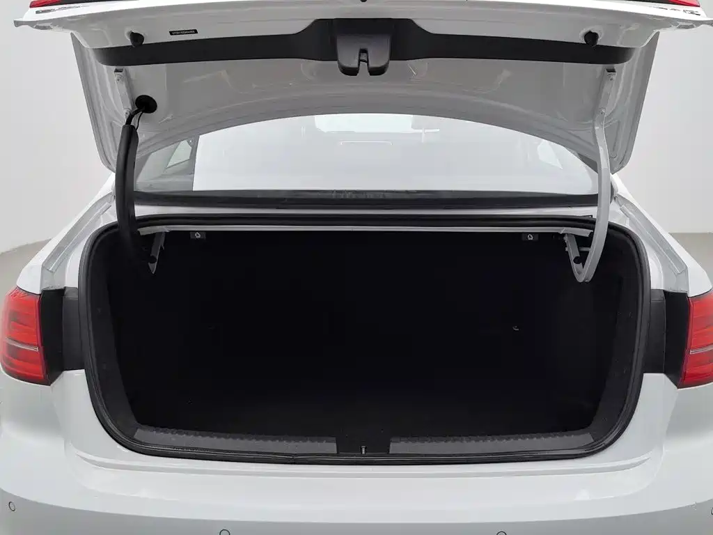 Volkswagen Sagitar 2015 1.6L Manual Comfort