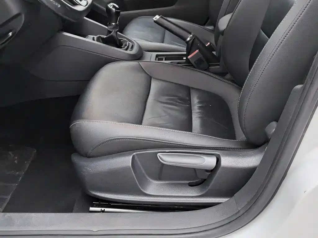 Volkswagen Sagitar 2015 1.6L Manual Comfort