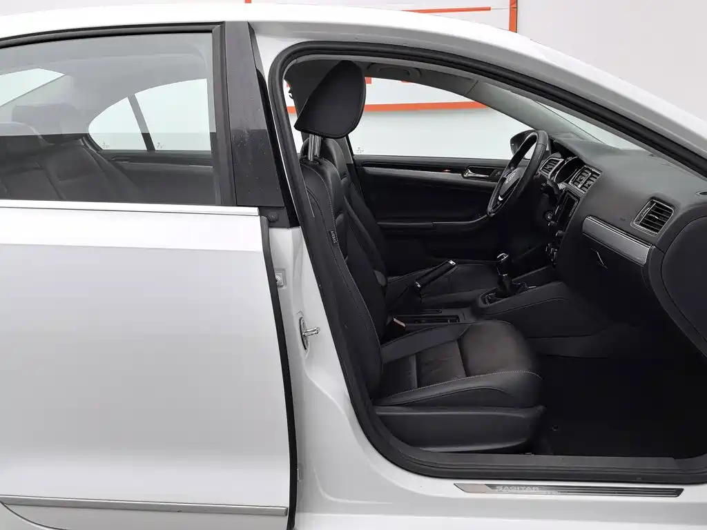 Volkswagen Sagitar 2015 1.6L Manual Comfort