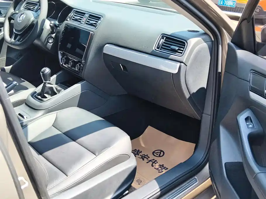 Volkswagen Sagitar 2015 1.6L Manual Comfort