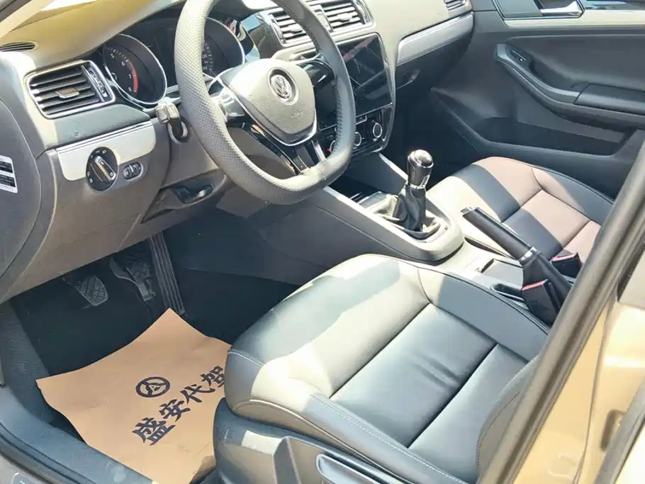 Volkswagen Sagitar 2015 1.6L Manual Comfort