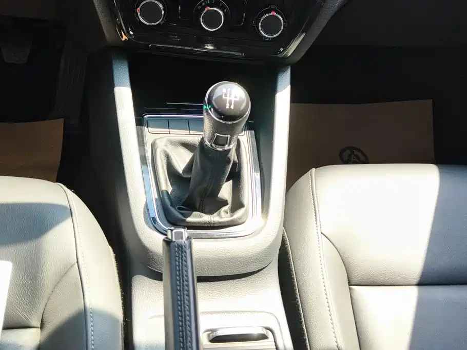 Volkswagen Sagitar 2015 1.6L Manual Comfort