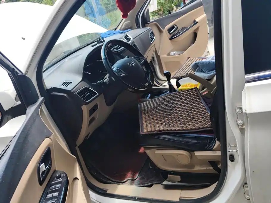 Wuling Motors Wuling Hongguang 2016 1.5L S1 Premium Model China V
