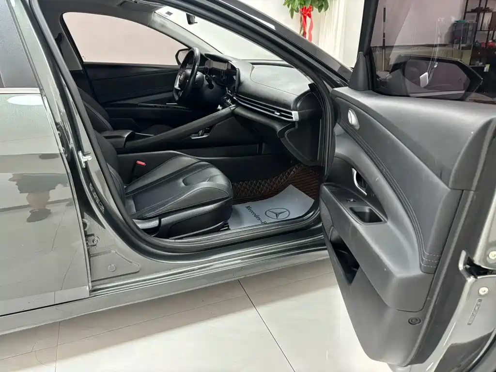 Hyundai Elantra 2023 1.5L CVT TOP Flagship Edition